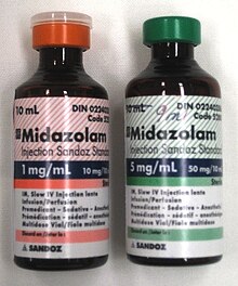 Dvě desetimililitrové lahvičky léku Midazolam. Levá lahvička je označena červeně a obsahuje 1 mg/ml; pravá lahvička má zelené označení a obsahuje 5 mg/ml.