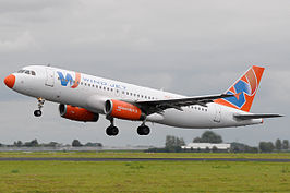 Een Airbus A320 van Windjet op Luchthaven Schiphol