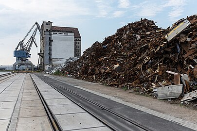 Schrottladekai, Portalkran, dahinter Lagerhaus (2013)