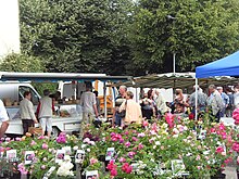 photographie d'une allée du marché de Ploërmel.