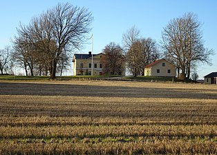 Gården på kullen sedd från öster