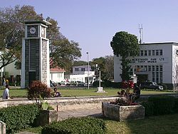 Im Zentrum von Arusha (links der Arusha-Glockenturm). (2004)