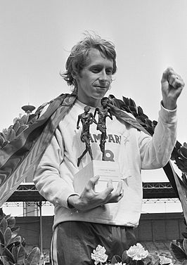 Bill Rodgers wordt gehuldigd na zijn overwinning in de marathon van Amsterdam 1977.