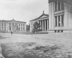 Universitetet og Universitetsplassen i Kristiania omkring 1880. Foran sees Karl Johans gate. Foto: Ernst Emil Aubert