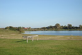 De Veerplas vanuit het westen, op de voorgrond het badstrand