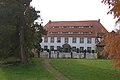 Das Herrenhaus auf der Innenhof-Seite, Blick vom oberen Park