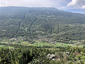 Blick auf Semione. Rechts die Ruinen des Castello di Serravalle