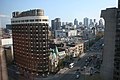 La rue Sherbrooke est au coin de la rue Berri.