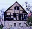 Wohnstallhaus mit Einfassungsmauer und Hofpflasterung