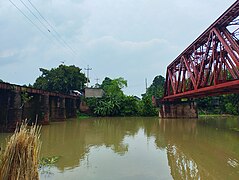 বামে পুরাতন সেতু ও ডানে নতুন সেতু