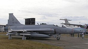 Eine PL-12 (SD-10A) unter der Steuerbordfläche einer pakistanischen JF-17 Thunder