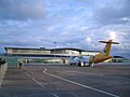 Samolot Aurigny Air Services, lokalnej linii lotniczej z Guernsey stoi na płycie lotniska