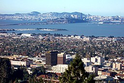 Vy över centrala Berkeley, San Francisco-bukten, Bay Bridge, och på andra sidan San Francisco, tagen från Berkeley Hills.