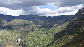 Parte del distrito de Huacachi dividido por la quebrada San Jeronimo, visto desde el norte en el lado noreste del cerro Misionjirca.