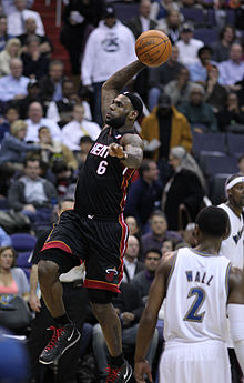 LeBron James sous le maillot noir du Heat, en mars 2011.