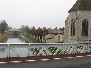 L'écluse et l'église vues du pont de Salles.