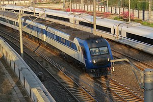 北京南駅付近を通過する急行列車と高速列車