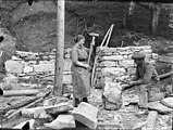 Hogging av stein til steinmur, trolig i Sogn og Fjordane rundt 1910. Foto: Paul Stang/Fylkesarkivet i Sogn og Fjordane