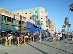 Promenáda Ocean Front Walk na Venice Beach