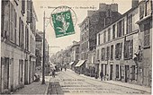 Carte postale figurant une rue en enfilade.