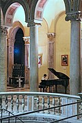 Intérieur de l'église : colonne ionique récupérée du temple de Junon.