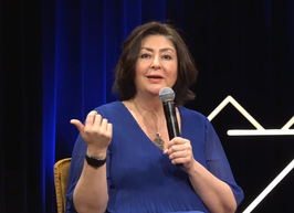 Maryam Namazie tijdens een paneldiscussie in De Balie te Amsterdam in 2021.