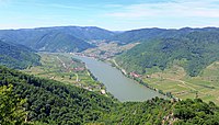 Blick ins Donautal, links die Aggsteiner Straße im Bereich Arnsdorf