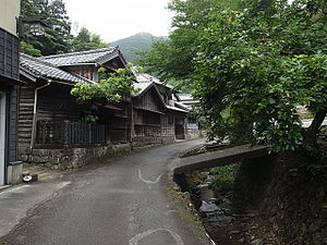 街道沿いの古民家群（左）と 花沢川（右） （2015年8月13日）