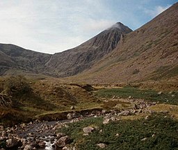 Carrantuohill är berget i mitten av bilden.