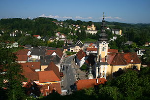 Hauptstraße in Ehrenhausen mit Pfarrkirche