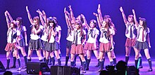 AKB48 виступають у Nokia Theater (сучасний Peacock Theater) у Лос-Анджелесі у липні 2010