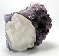 Associazione di cristalli di ametista e cristalli di calcite