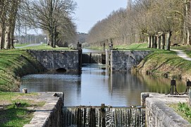 Écluse du bief de Grignon sur le canal d'Orléans.