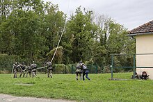 Préparation de l'évacuation par un hélicoptère Puma du GIH