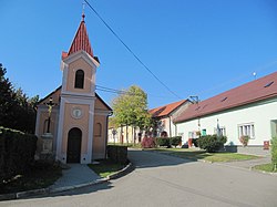 Střed obce s kaplí