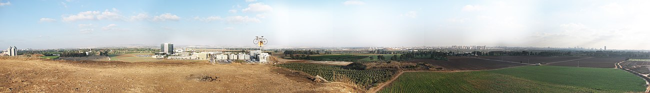 מראה פנורמי מתל הזבל הישן בהוד השרון: מימין גורדי השחקים של תל אביב ורמת גן והשדות בדרומה של הוד השרון; בתווך פתח תקווה והר הזבל הישן שבצפונה, ובקדמת התמונה תל קנה ואפיקו של נחל הדר; שמאלה משם ראש העין ואזור התעשייה נווה נאמן, ובקצה השמאלי שכונותיה הדרומיות של הוד השרון