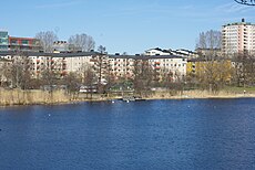 Sickla strand ritat av Tore och Erik Ahlsén (i bakgrunden Tallbacken)