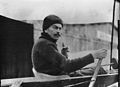 Photo de Louis Wagner au manettes d'un avion. 2e semaine aéronautique de Champagne (en 1910).