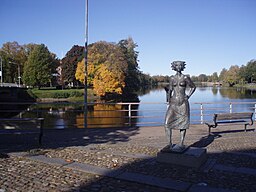 Klarälvens västra älvarm i älvens delta i Karlstad (med statyn Sola i Karlstad framför).