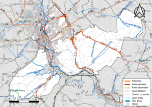 Carte en couleur présentant le réseau hydrographique de la commune