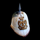 Casco de médula claveteado del Reino de Merina, en estilo pickelhaube, marcado con el nombre de Ranavalona III, la última reina de Madagascar.