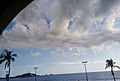 Stratocumulus castellanus con stratocumulus floccus debajo de la base de la nube