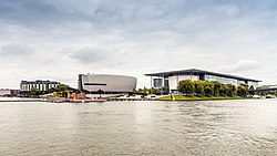 Вид на Autostadt со стороны Среднегерманского канала