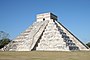 O castelo Chichén Itzá nunha escalada de turistas