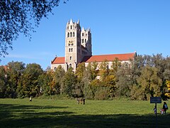 St. Maximilian, von den Isarauen gesehen