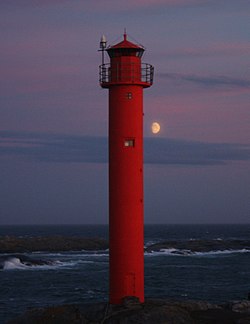 Väderöbod fyr, en stund efter solnedgången i augusti 2010. Denna fyr byggdes 1964 och ersatte Heidenstammaren från 1867. Sedan 2010 ägs fyren av den ideella Föreningen Väderöbod som på frivillig väg fortsätter driften efter Sjöfartsverkets nedläggningsbeslut.