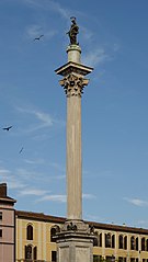 Colonna della Pace, em frente da igreja