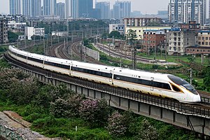 柳州駅を出るCR400BF系電車