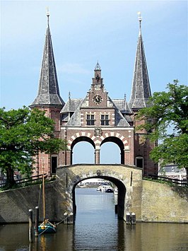 De Sneeker Waterpoort vanuit de Stadsgracht.