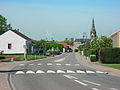 Rue principale, église et éoliennes de Boulay